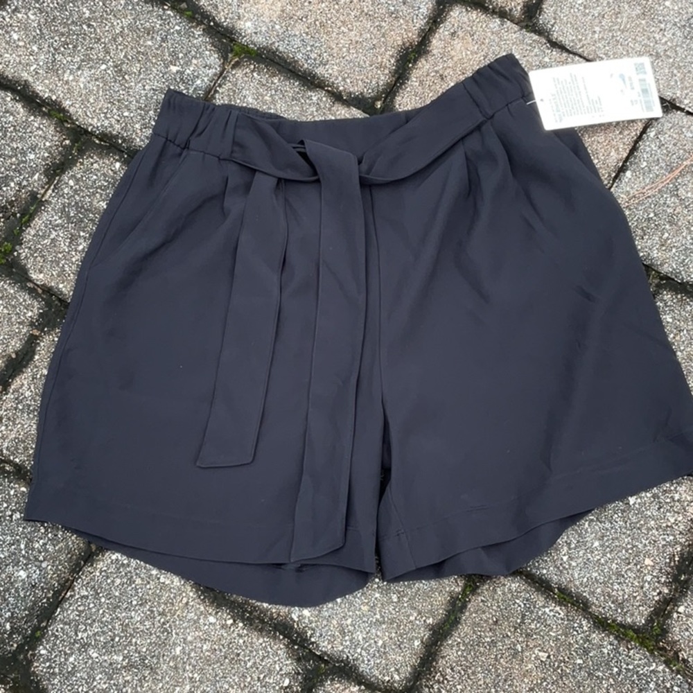 NEW WITH TAGS LULULEMON NOIR SHORT, SIZE 12